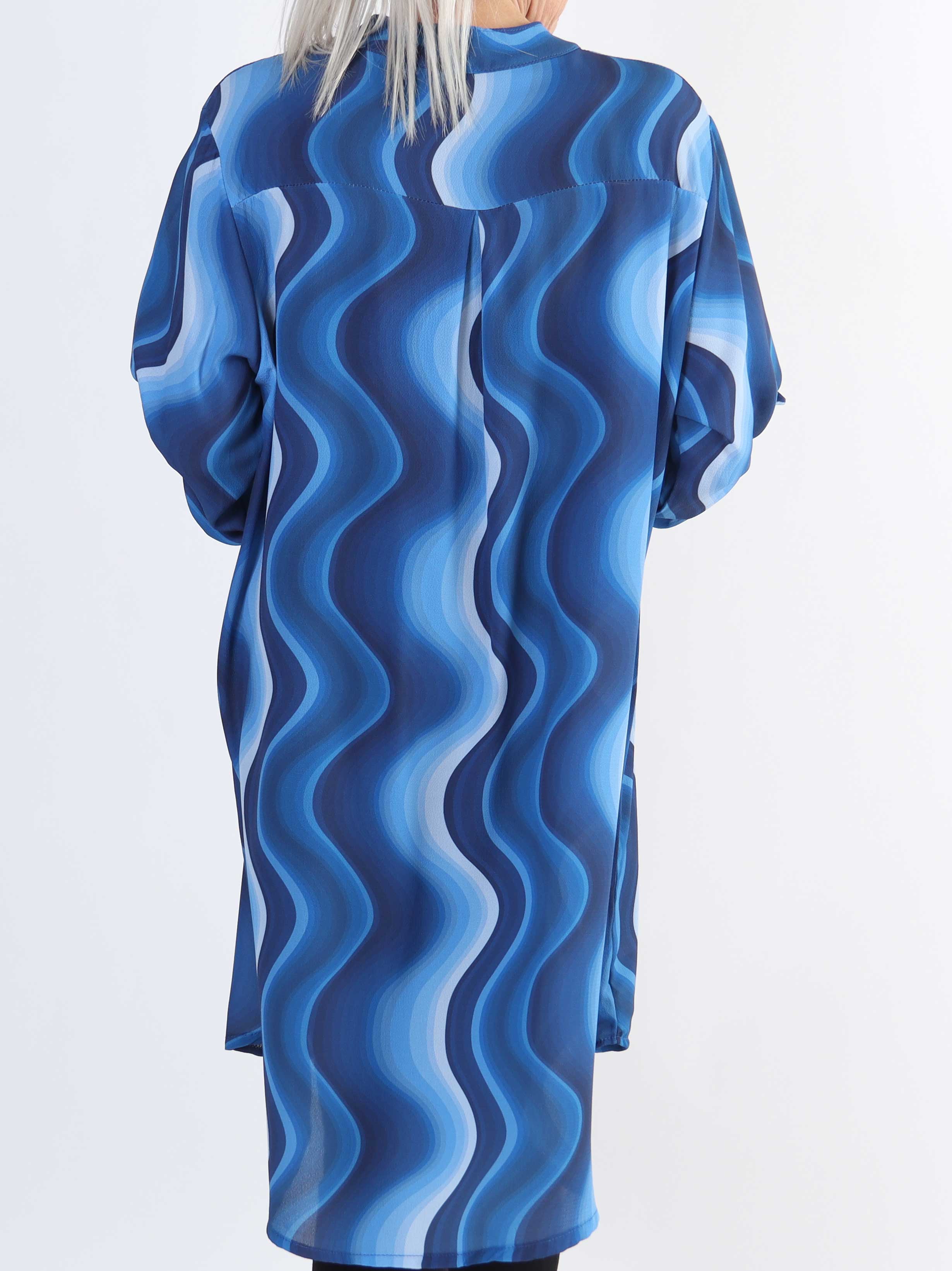 Vanesa Dress Wave - Let og luftig mønstret plus size kjole